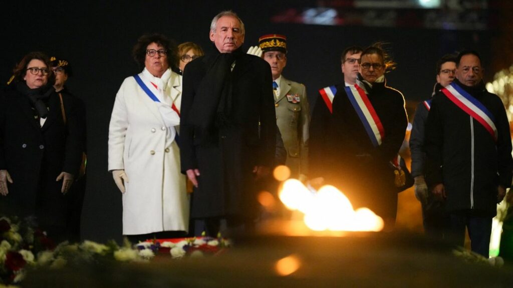 Cérémonies des 80 ans de la libération d'Auschwitz : François Bayrou a ravivé la flamme du soldat inconnu sous l'Arc de Triomphe