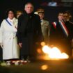 Cérémonies des 80 ans de la libération d'Auschwitz : François Bayrou a ravivé la flamme du soldat inconnu sous l'Arc de Triomphe