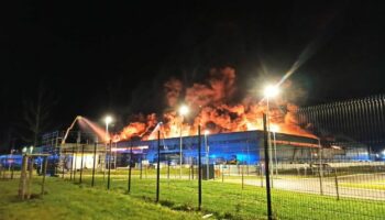 Environ 11 000 m2 de l'usine de recyclage de déchets Paprec ravagés par un incendie à Amiens