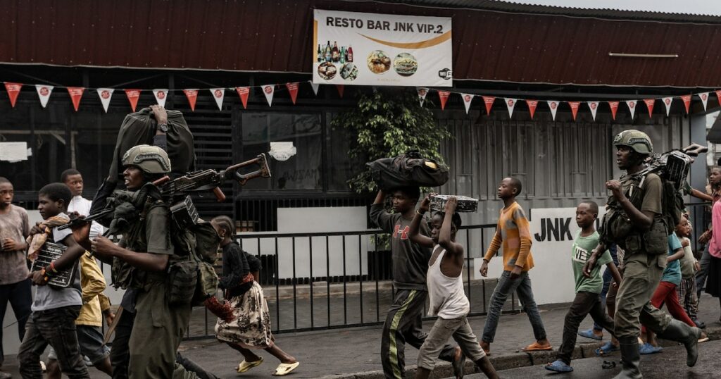 Des membres du M23 dans une rue du quartier de Keshero à Goma, le 27 janvier 2025 en RDC