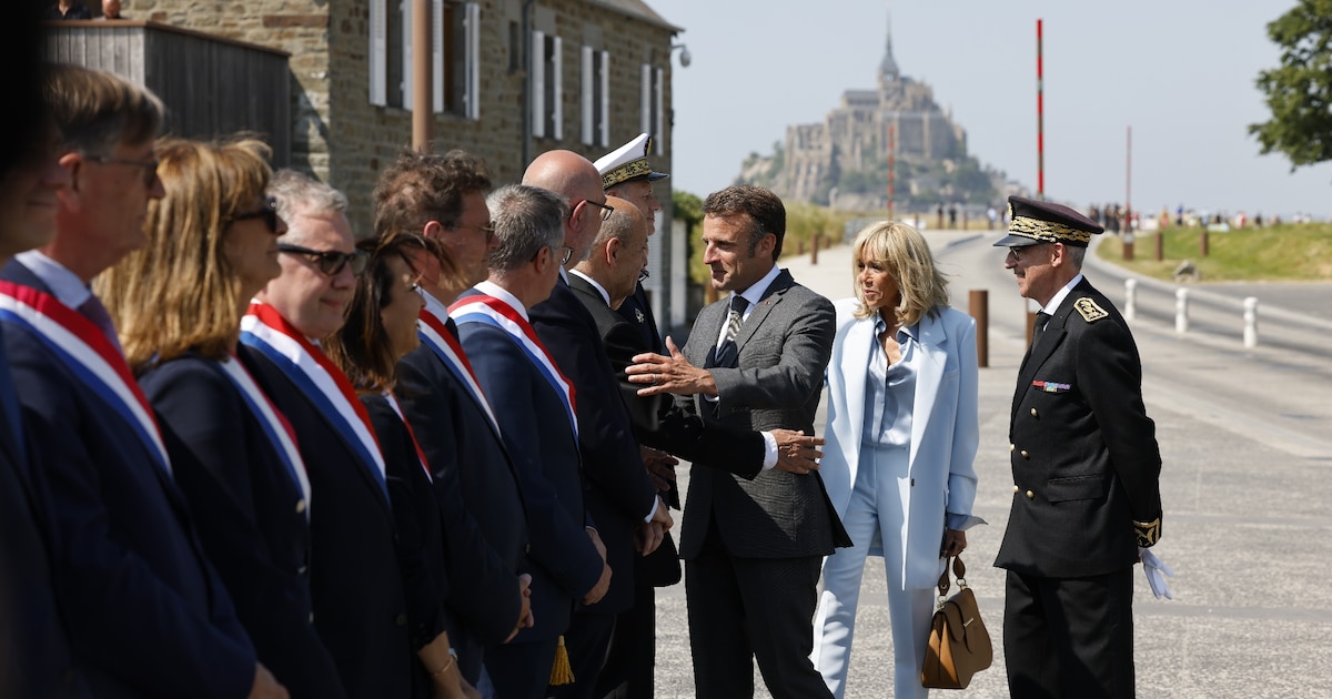 Le président Emmanuel Macron, accompagnée de son épouse Brigitte Macron, salue des élus le 5 juin 2023, au Mont-Saint-Michel