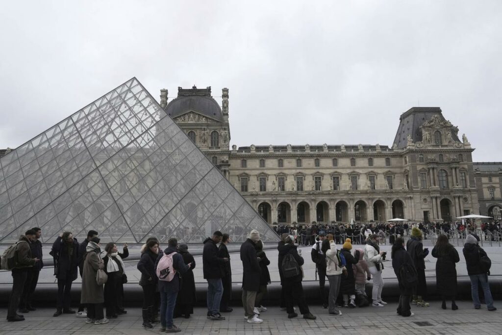 Macron veut remettre le Louvre à l’endroit