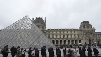 Macron veut remettre le Louvre à l’endroit