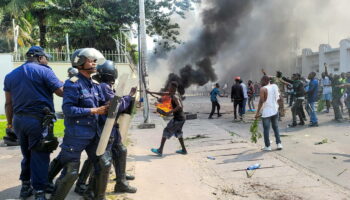 Le PS suspend les négociations sur le budget, mort de Catherine Laborde, ambassade de France attaquée à Kinshasa… L’actu de ce 28 janvier