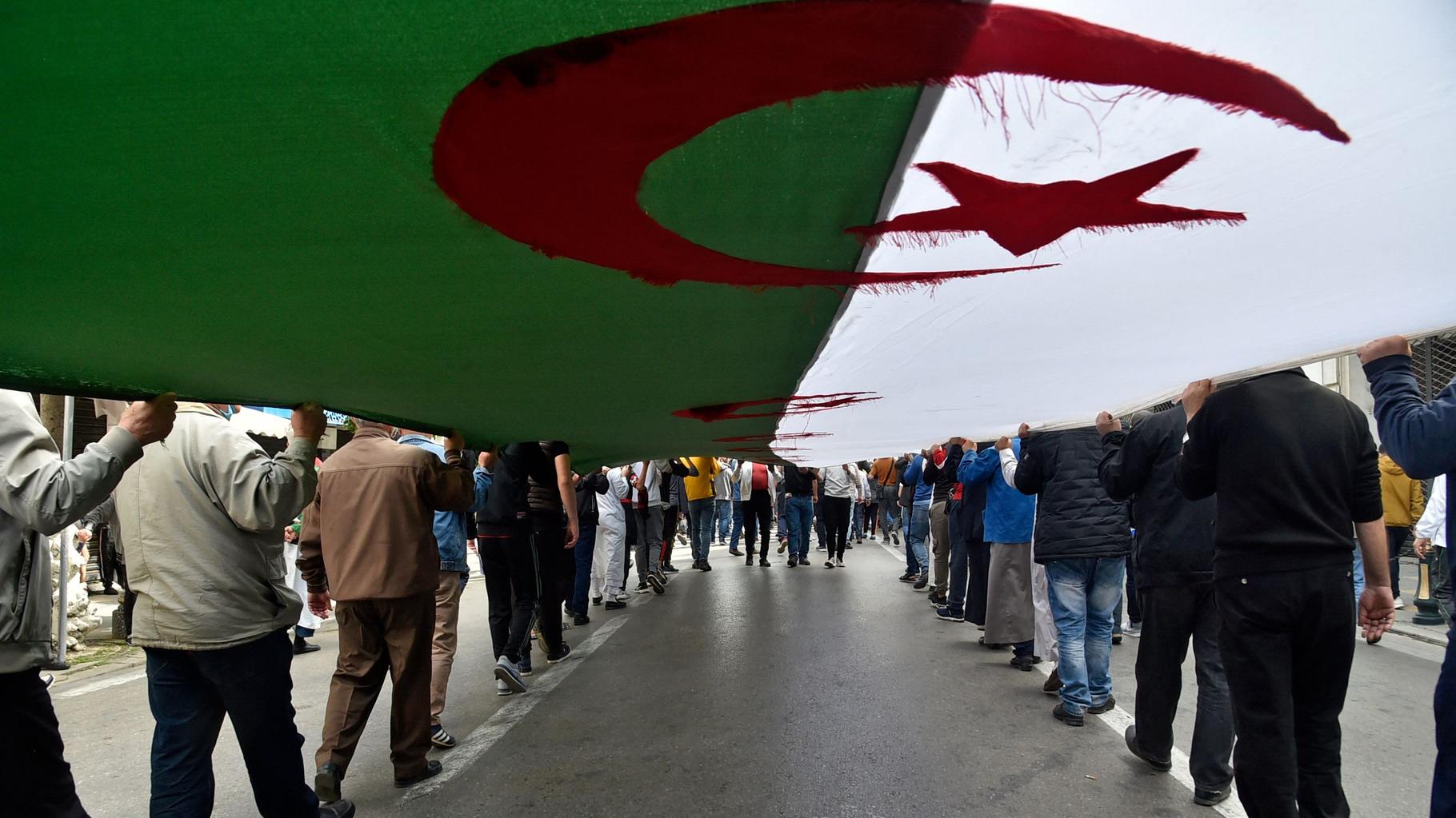 L’Algérie convoque l’ambassadeur de France pour « traitement dégradant » de ses ressortissants à Paris