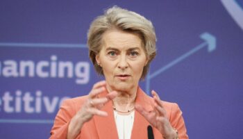 La présidente de la Commission européenne Ursula von der Leyen s'exprime lors d'une conférence de presse à Bruxelles le 29 janvier 2025