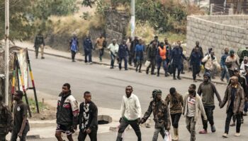 Des membres présumés de l'armée congolaise, des miliciens du Wazalendo (Patriotes en swahili) et d'autres forces congolaises marchent en ligne escortés par des combattants du M23 à Goma, le 28 janvier 2025 en RDC