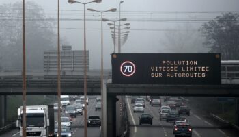 La préfecture de police de Paris a annoncé la réduction de 20 km/h de la vitesse autorisée en Ile-de-France vendredi, en raison d'un épisode de pollution aux particules fines