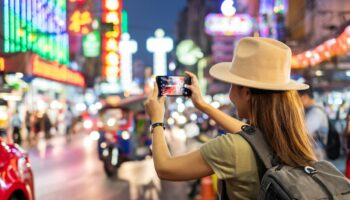 Une ville japonaise déploie des agents de sécurité pour surveiller les touristes en quête de la photo parfaite