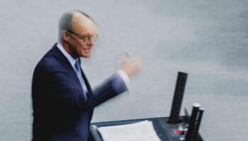 Friedrich Merz spricht am Rednerpult im Bundestag live