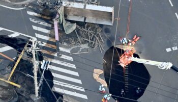 Au Japon, un homme est coincé depuis plus de 24 heures dans un trou à la suite d’un affaissement de chaussée