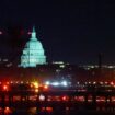 Des unités d'intervention d'urgence se rassemblent sur le tarmac alors que des opérations de recherche et de sauvetage sont en cours dans la rivière Potomac à l'aéroport Ronald Reagan Washington, le 29 janvier 2025 à Arlington, en Virginie.