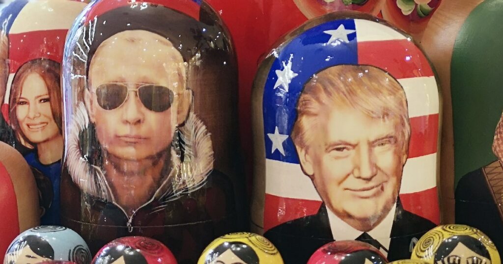 Des matriochkas, poupées gigognes traditionnelles russes, arborent les portraits du président russe Vladimir Poutine, du président américain Donald Trump et de son épouse Melania Trump, dans un magasin de souvenirs de Moscou, le 20 janvier 2025