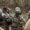 Des soldats ukrainiens lors d'un entraînement avec des instructeurs français, dans un complexe militaire situé dans un lieu tenu secret en Pologne, le 4 avril 2024