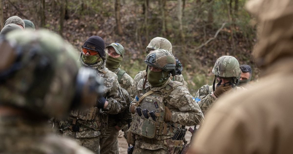 Des soldats ukrainiens lors d'un entraînement avec des instructeurs français, dans un complexe militaire situé dans un lieu tenu secret en Pologne, le 4 avril 2024