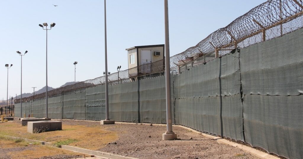 La grille d'enceinte du Camp 5 de la prison militaire américaine de Guantanamo, le 26 janvier 2017 à Cuba