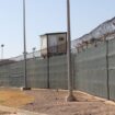 La grille d'enceinte du Camp 5 de la prison militaire américaine de Guantanamo, le 26 janvier 2017 à Cuba