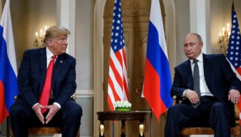 Le président russe Vladimir Poutine (à droite) et son homologue américain Donald Trump avant une réunion à Helsinki, en Finlande, le 16 juillet 2018