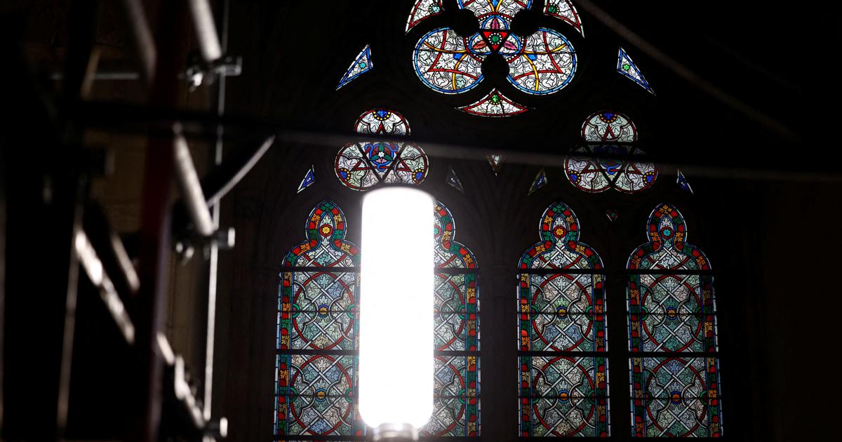 Vitraux de Notre-Dame : Macron avance, “la France fulmine”