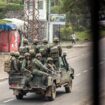 Des hommes armés à bord d'une camionnette, dépourvue de tout marquage, dans une rue de Goma, le 28 janvier 2025 en RDC