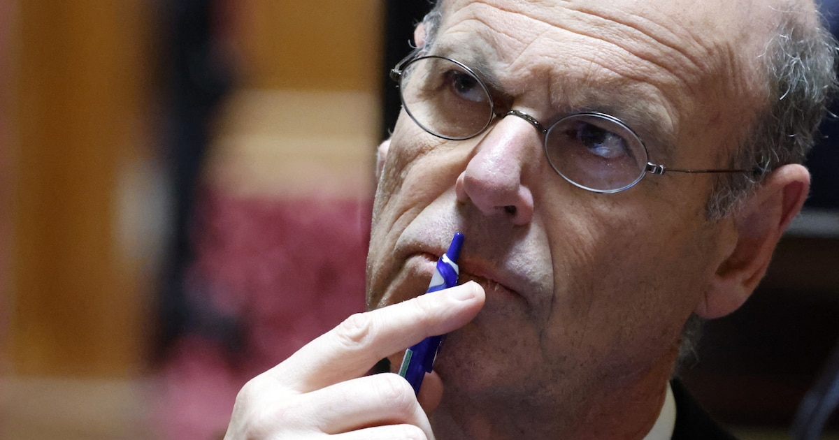 Le ministre français de l'économie, des finances et de la souveraineté industrielle et numérique, Eric Lombard, assiste à une séance de travail pour la fin de l'examen sénatorial des textes budgétaires de la chambre haute du Parlement français, au Sénat, la chambre basse du Parlement français, à Paris le 23 janvier 2025.