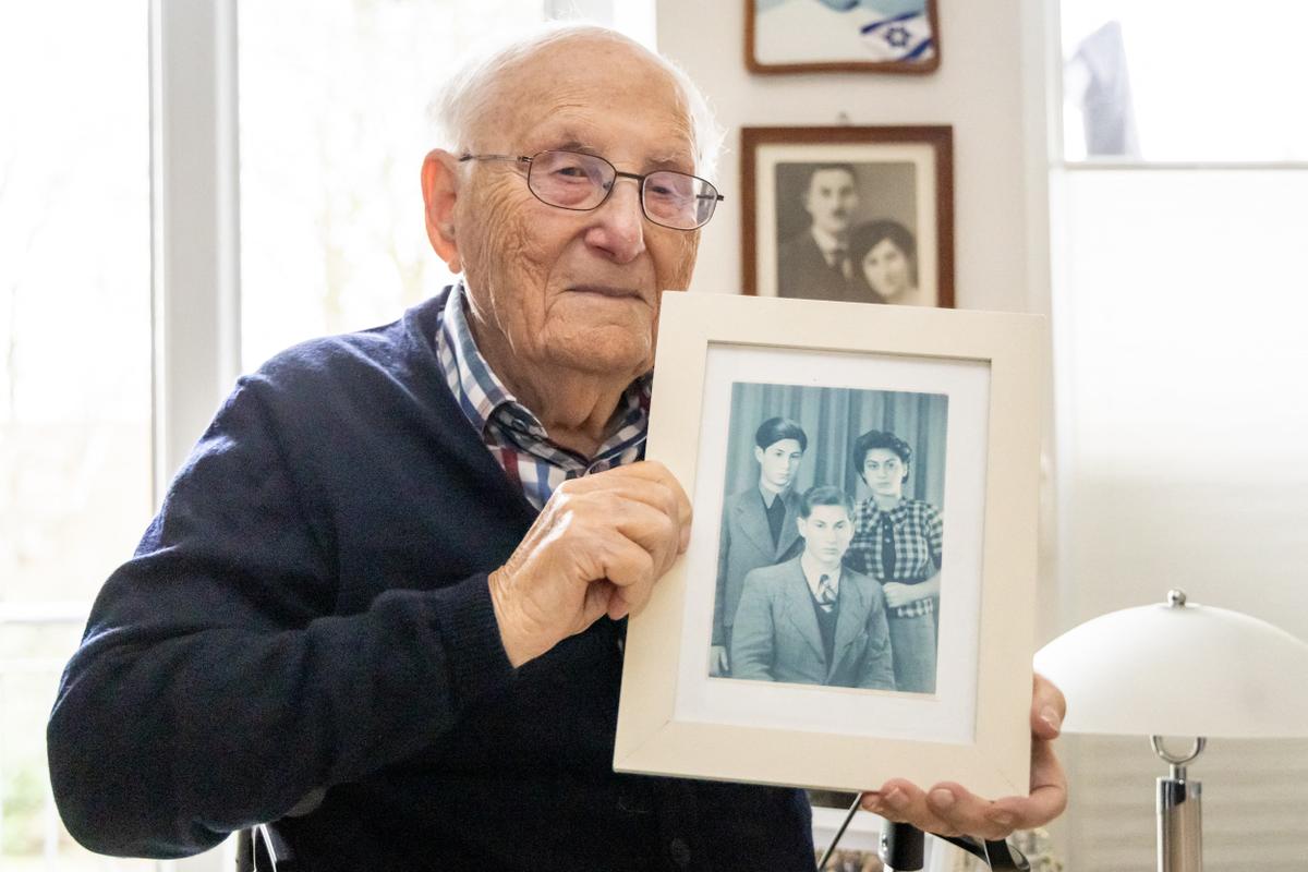 « Je crains que l’histoire ne se répète » : un rescapé d’Auschwitz rend sa décoration après une alliance entre la droite et l’extrême droite allemande