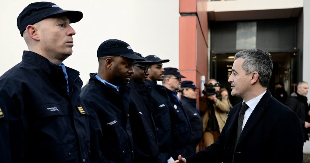 Le ministre français de la Justice Gérald Darmanin (à droite) salue les agents pénitentiaires à son arrivée à l'École nationale d'administration pénitentiaire d'Agen, le 23 janvier 2025.