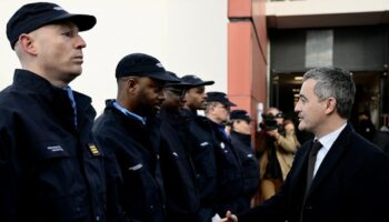 Le ministre français de la Justice Gérald Darmanin (à droite) salue les agents pénitentiaires à son arrivée à l'École nationale d'administration pénitentiaire d'Agen, le 23 janvier 2025.