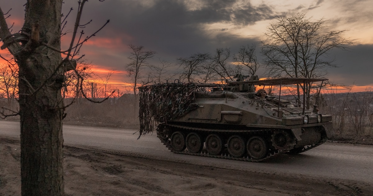 Un blindé britannique FV103 Spartan conduit par un soldat ukrainien sur la route de Tchassiv Iar, dans la région de Donetsk, en Ukraine, le 30 mars 2024