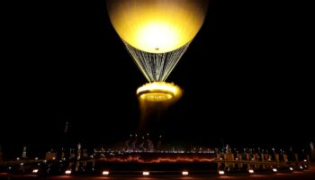 La vasque olympique s'envole accrochée à un ballon lors de la cérémonie d'ouverture des Jeux Paralympiques de Paris 2024 au Jardin des Tuileries, le 28 août 2024 à Paris