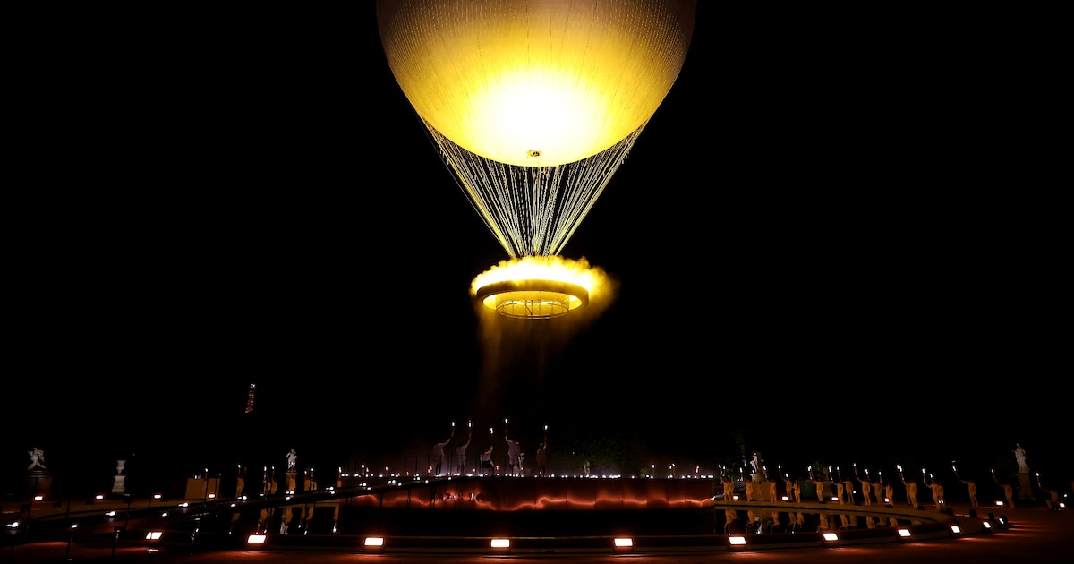 La vasque olympique s'envole accrochée à un ballon lors de la cérémonie d'ouverture des Jeux Paralympiques de Paris 2024 au Jardin des Tuileries, le 28 août 2024 à Paris