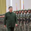 Le président chinois Xi Jinping, également secrétaire général du Comité central du Parti communiste chinois et président de la Commission militaire centrale, passe en revue les troupes lors de son inspection de la garnison de l'Armée populaire de libération de la Chine stationnée dans la Région administrative spéciale de Macao, dans le sud de la Chine, le 20 décembre 2024. (Xinhua/Li Gang)