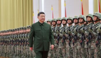 Le président chinois Xi Jinping, également secrétaire général du Comité central du Parti communiste chinois et président de la Commission militaire centrale, passe en revue les troupes lors de son inspection de la garnison de l'Armée populaire de libération de la Chine stationnée dans la Région administrative spéciale de Macao, dans le sud de la Chine, le 20 décembre 2024. (Xinhua/Li Gang)