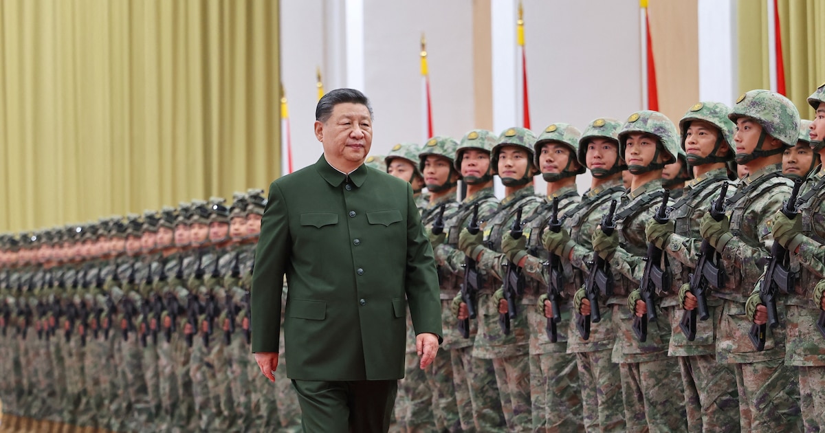 Le président chinois Xi Jinping, également secrétaire général du Comité central du Parti communiste chinois et président de la Commission militaire centrale, passe en revue les troupes lors de son inspection de la garnison de l'Armée populaire de libération de la Chine stationnée dans la Région administrative spéciale de Macao, dans le sud de la Chine, le 20 décembre 2024. (Xinhua/Li Gang)