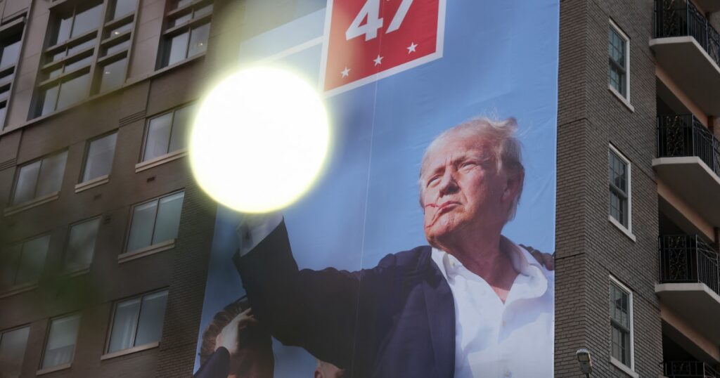 Une bannière Trump est accrochée sur le côté de la Heritage Foundation avant l'investiture le 17 janvier 2025 à Washington, DC.