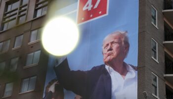 Une bannière Trump est accrochée sur le côté de la Heritage Foundation avant l'investiture le 17 janvier 2025 à Washington, DC.