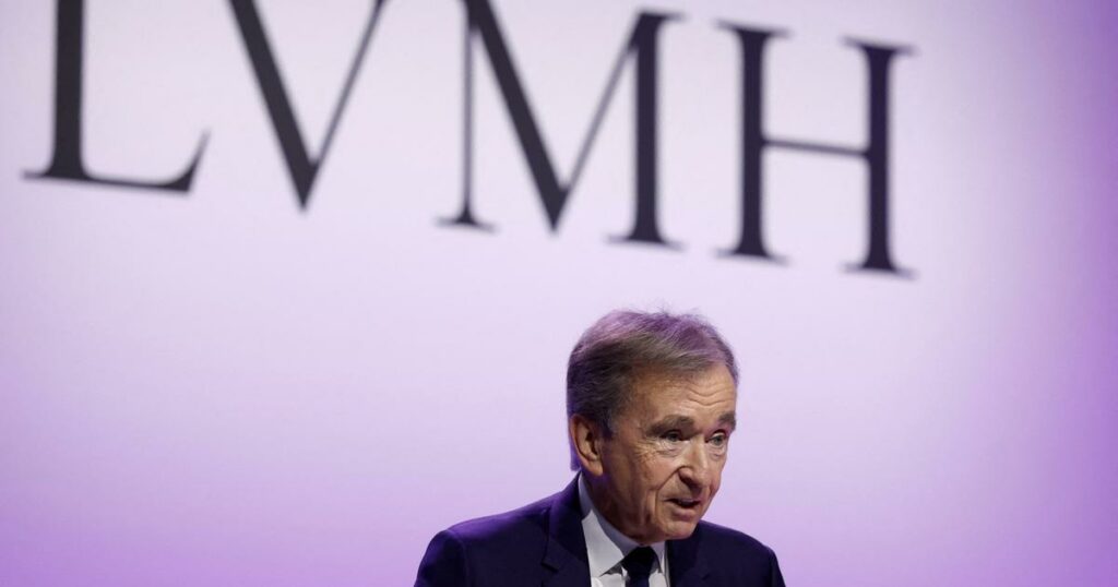 Bernard Arnault et les patrons “partent en guerre” contre le projet de surtaxe