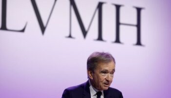 Bernard Arnault et les patrons “partent en guerre” contre le projet de surtaxe