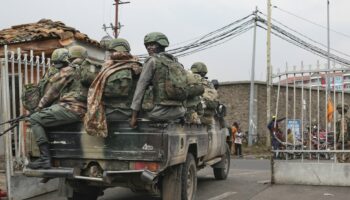 Des combattants du M23 arrivent dans le compound où des habitants sont rassemblés pour une manifestation contre le gouvernement congolais, exprimant leur soutien au groupe armé, le 31 janvier 2025 à Goma, dans l'est de la RDC