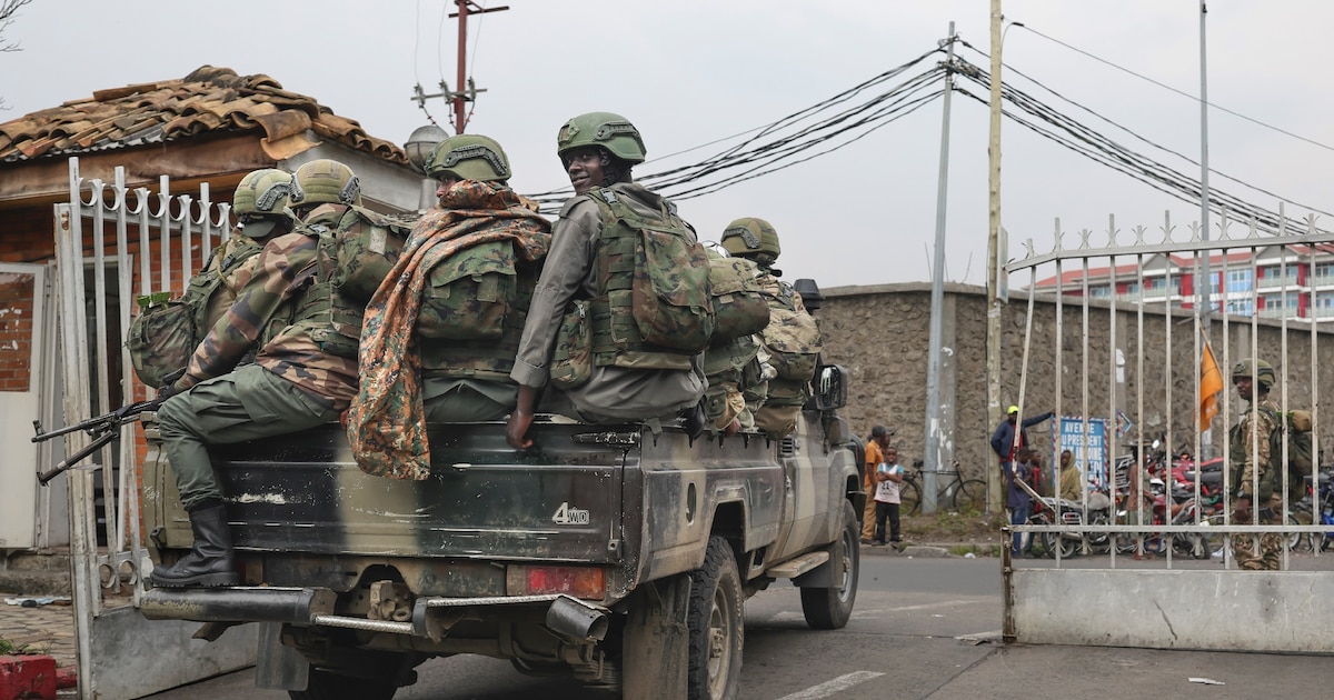 Des combattants du M23 arrivent dans le compound où des habitants sont rassemblés pour une manifestation contre le gouvernement congolais, exprimant leur soutien au groupe armé, le 31 janvier 2025 à Goma, dans l'est de la RDC