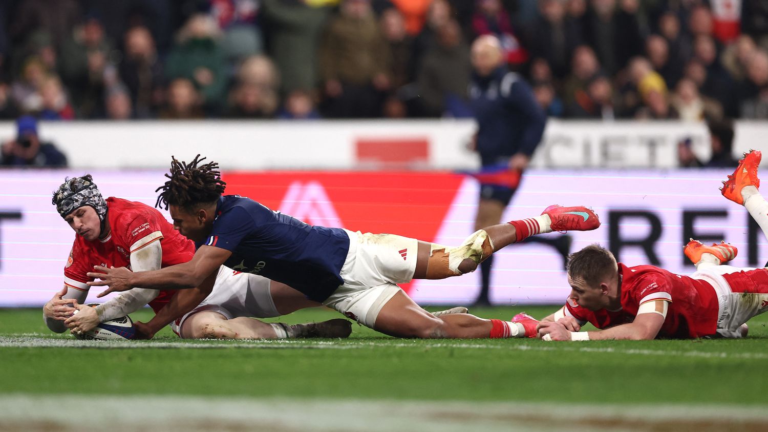 France-Galles : énorme numéro d'Antoine Dupont pour le doublé de Théo Attissogbe, les Bleus mènent (21-0)... Suivez avec nous le match d'ouverture