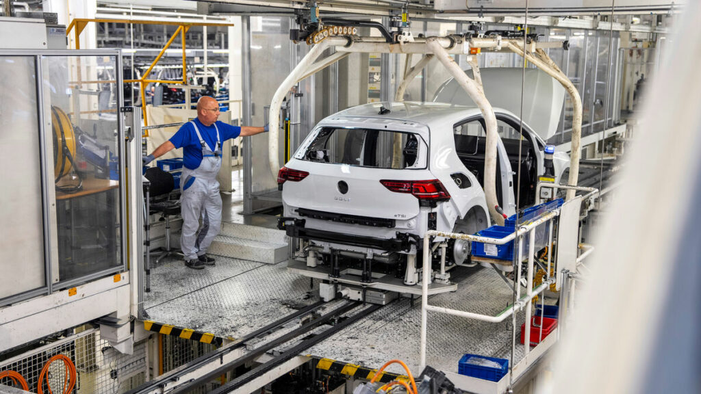 35 000 emplois supprimés, la Golf délocalisée au Mexique : Volkswagen, ou l’Allemagne industrielle en panne