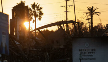 À Los Angeles, les pompiers qui combattent les incendies s'inquiètent de vents forts