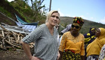 A Mayotte, Marine Le Pen incrimine l’immigration après le cyclone Chido