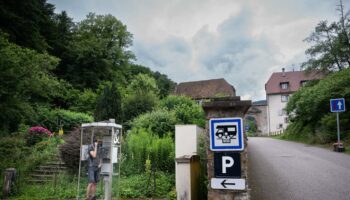 A Murbach, engouement autour de la dernière cabine téléphonique de France