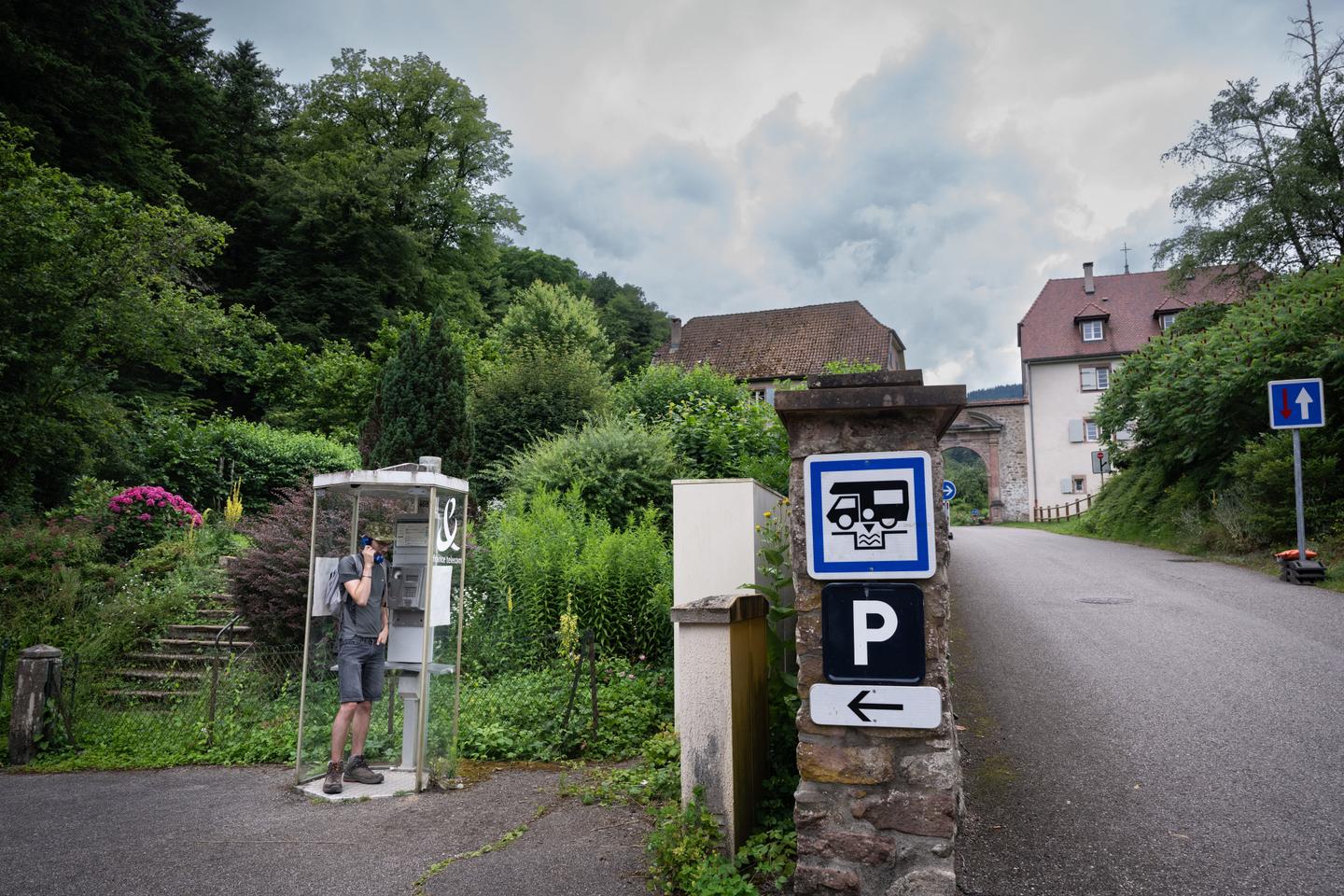 A Murbach, engouement autour de la dernière cabine téléphonique de France