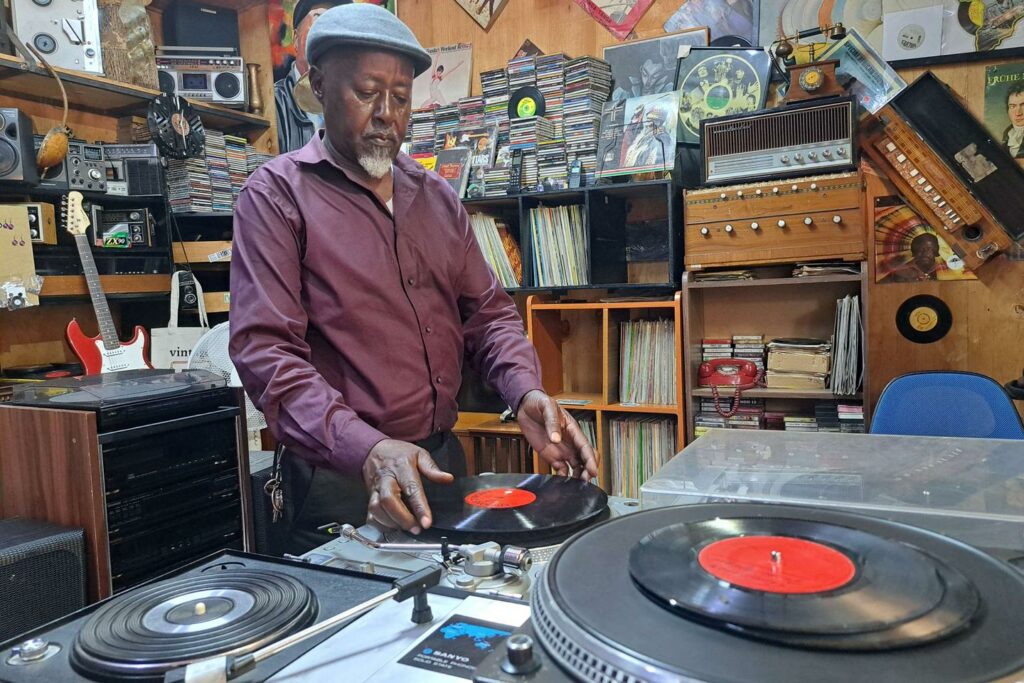 A Nairobi, le « gourou du vinyle » qui parcourait l’Afrique à la recherche de pépites