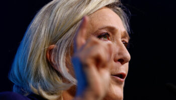 À Paris comme à Mayotte, Marine Le Pen met la pression sur l’exécutif