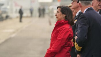 Abucheos y gritos de «fuera» a Margarita Robles a su llegada al Juan Sebastián de Elcano para despedir a la Princesa Leonor