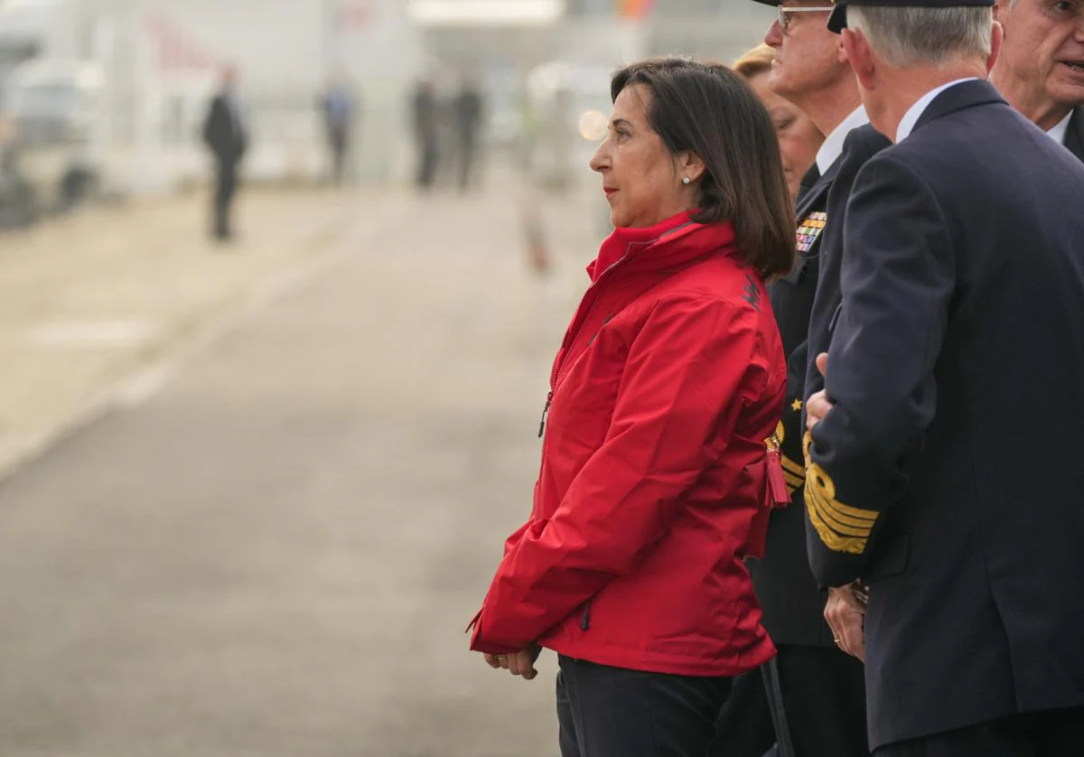 Abucheos y gritos de «fuera» a Margarita Robles a su llegada al Juan Sebastián de Elcano para despedir a la Princesa Leonor